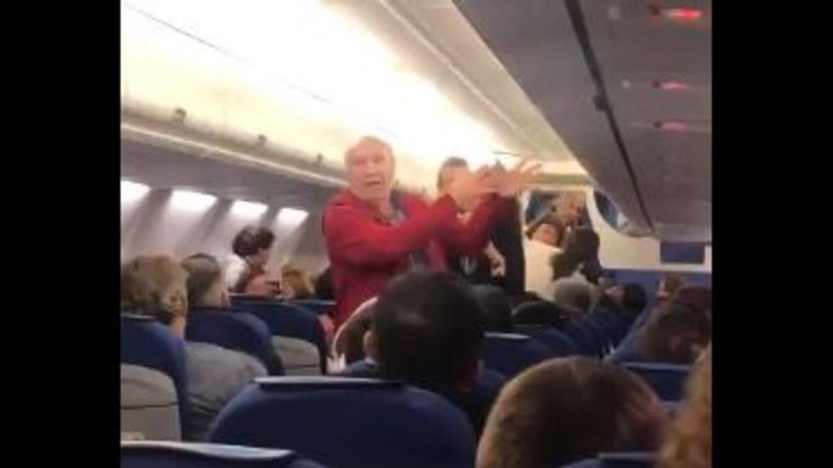 Una pareja de ancianos españoles son expulsados de un vuelo de KLM.