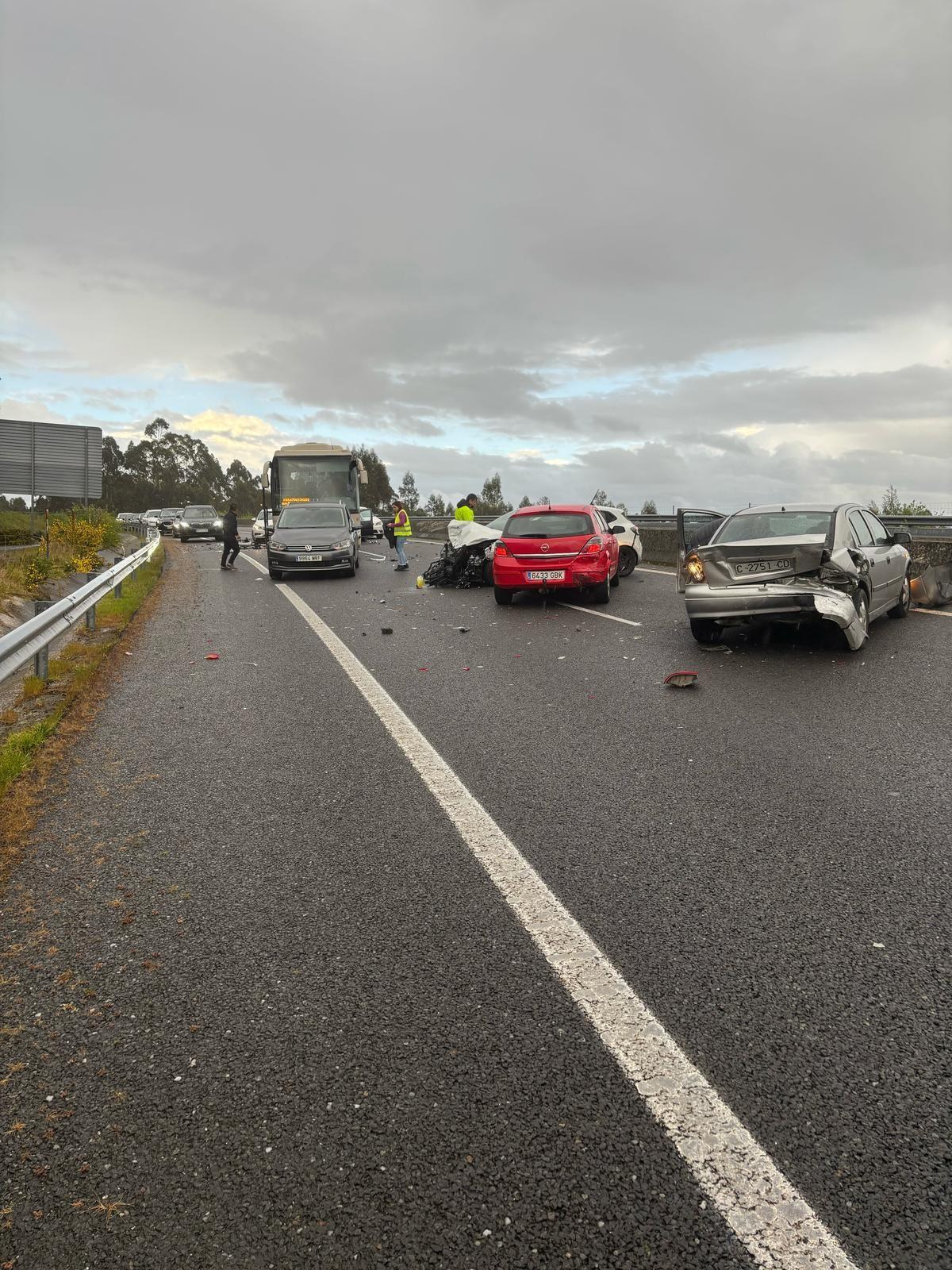 Imagen de algunos de los vehículos implicados en el accidente múltiple.