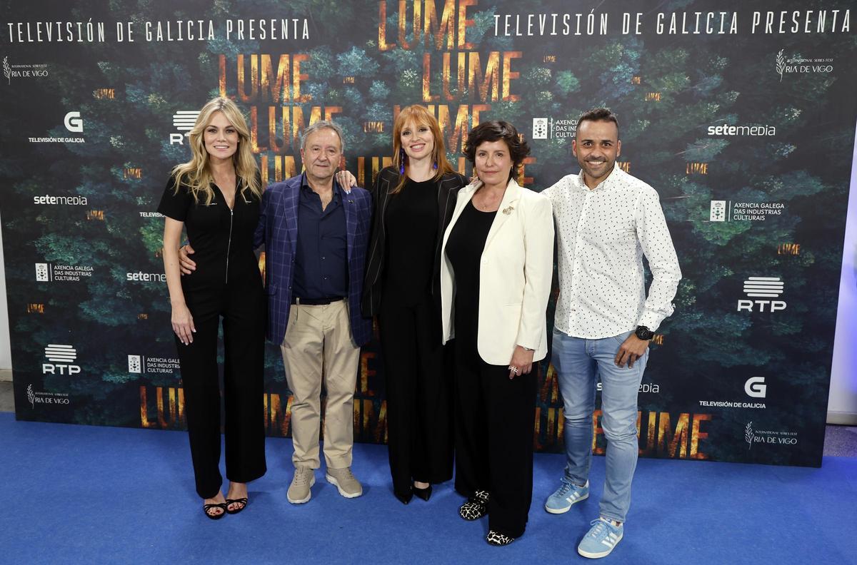La actriz gallega Cristina Castaño, en el Festival Internacional de Series Ría de Vigo, junto a otros asistentes al estreno de Lume