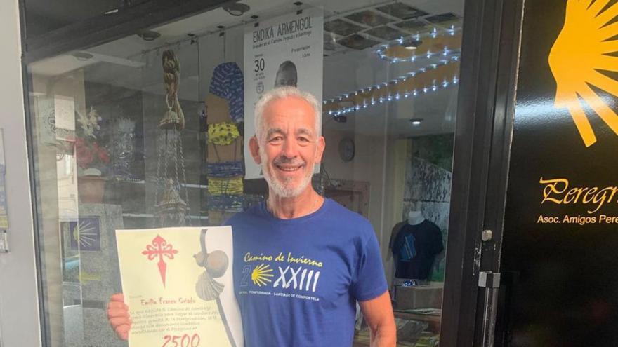 Emilio Franco Criado posa con el diploma de Peregrinus Dezae.