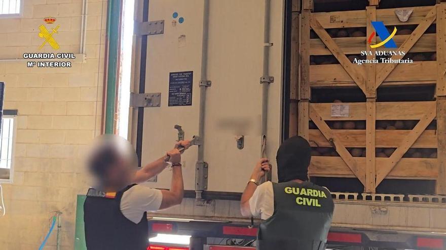 VÍDEO | La Guardia Civil interviene 1.283 kilos de cocaína escondida en un camión en Sevilla