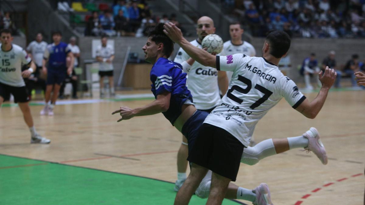 Una acción del duelo entre el Bueu Atlético y el Xiria.