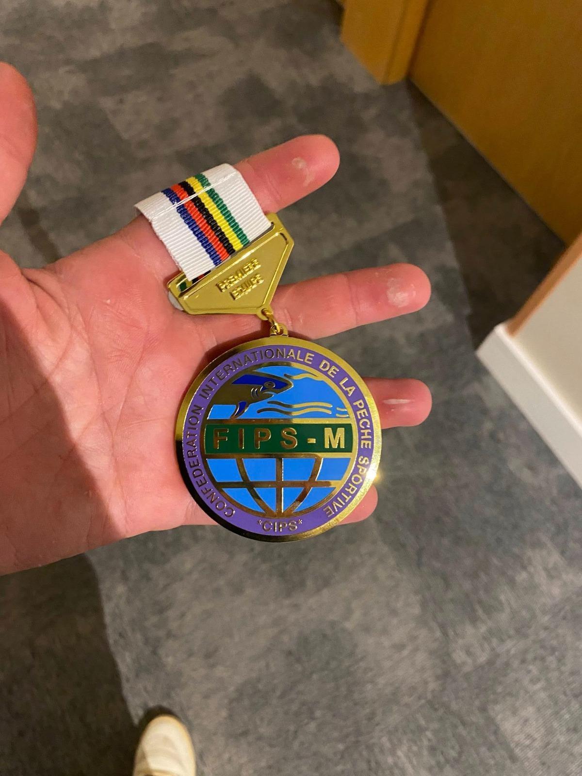 La medalla de Iván Montañés, con la selección española de pesca deportiva sub-21.