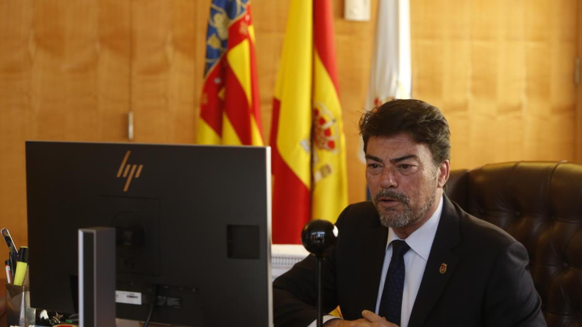 Barcala gastará 248.000 euros más al año en asesores en plena crisis por el covid-19