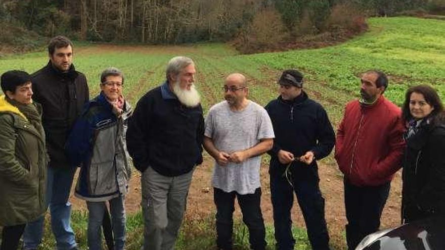 Los responsables del BNG, ayer, con agricultores de Coirós.