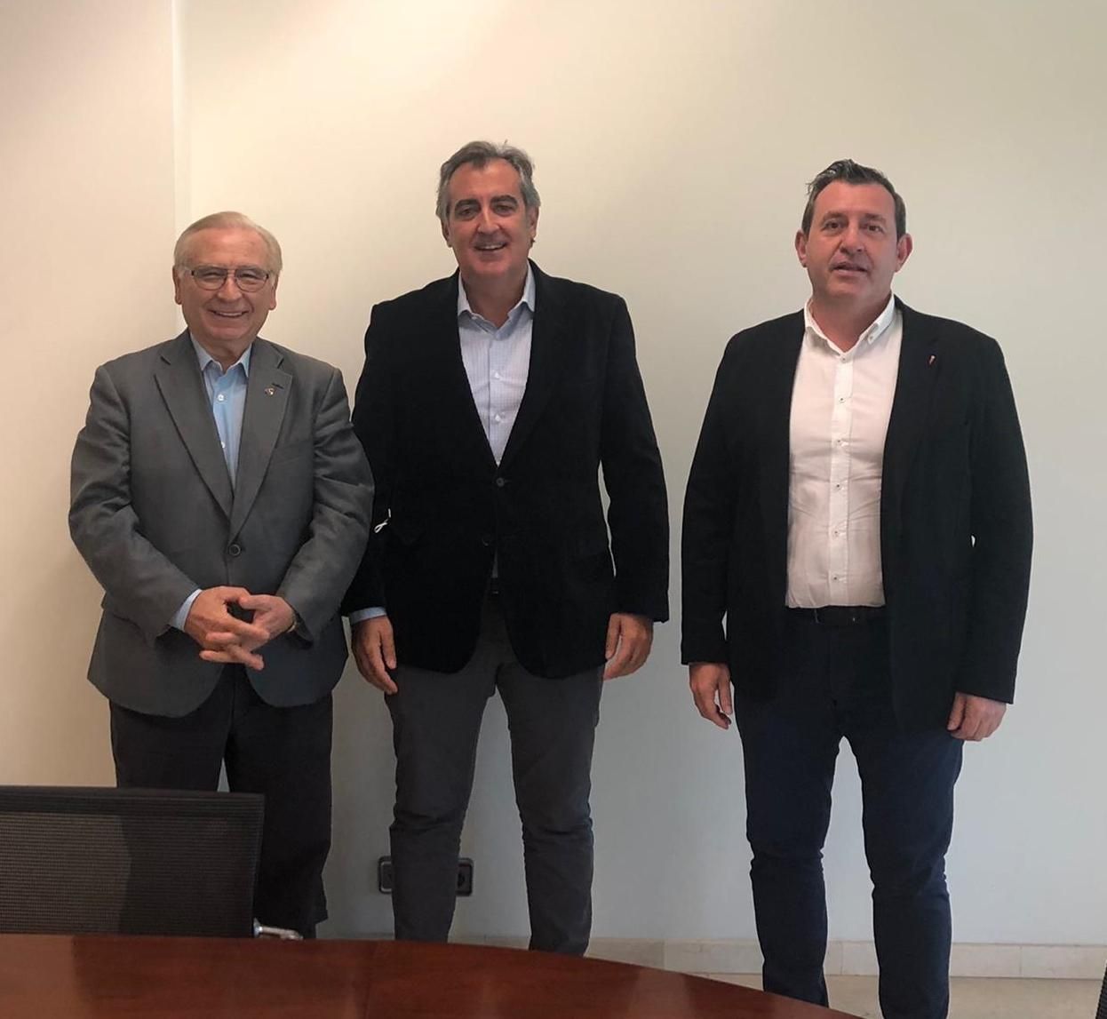 El presidente de la Federación de empresarios del transporte de Castilla y León, Fernando Hernanz; Pablo Lorenzo, presidente de Altradime-León; y el secretario general de la Asociación León-Braganza, Martín Manceñido.