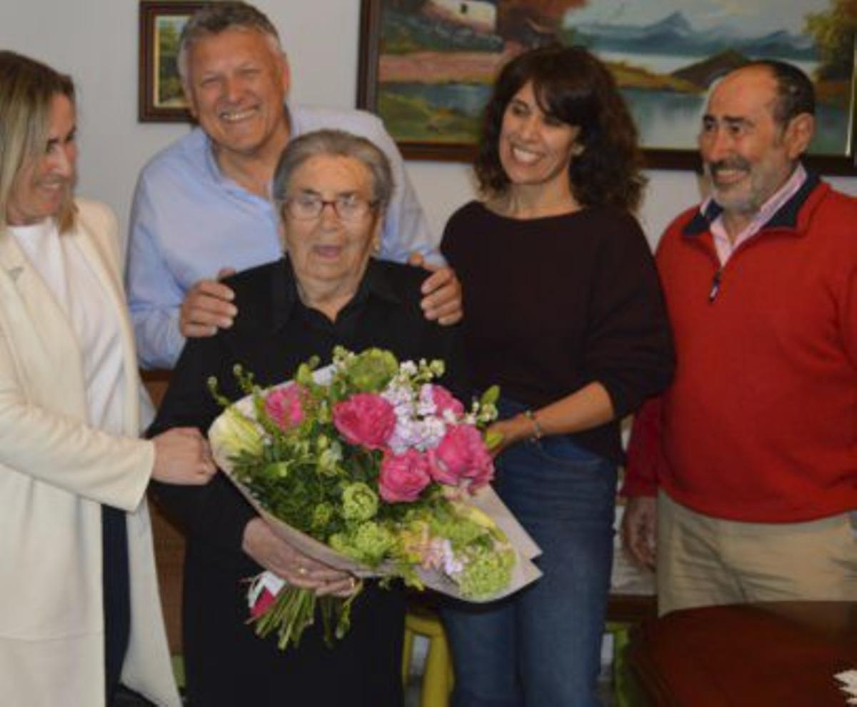 La centenaria, con las flores. | FDV