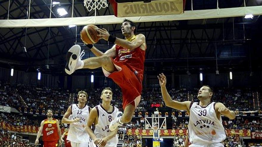 El jugador de la Selección Española, Rudy Fernandez, entra a canasta durante el último partido preparatorio antes de partir hacia los Juegos Olímpicos de Pekín en el que se han enfretado a Letonia, esta noche, en el pabellón Ciutat de Castelló