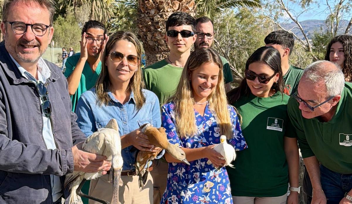 El consejero de Medio Ambiente, Raúl García Brink, y personal del Centro de Recuperación de Fauna Silvestre.