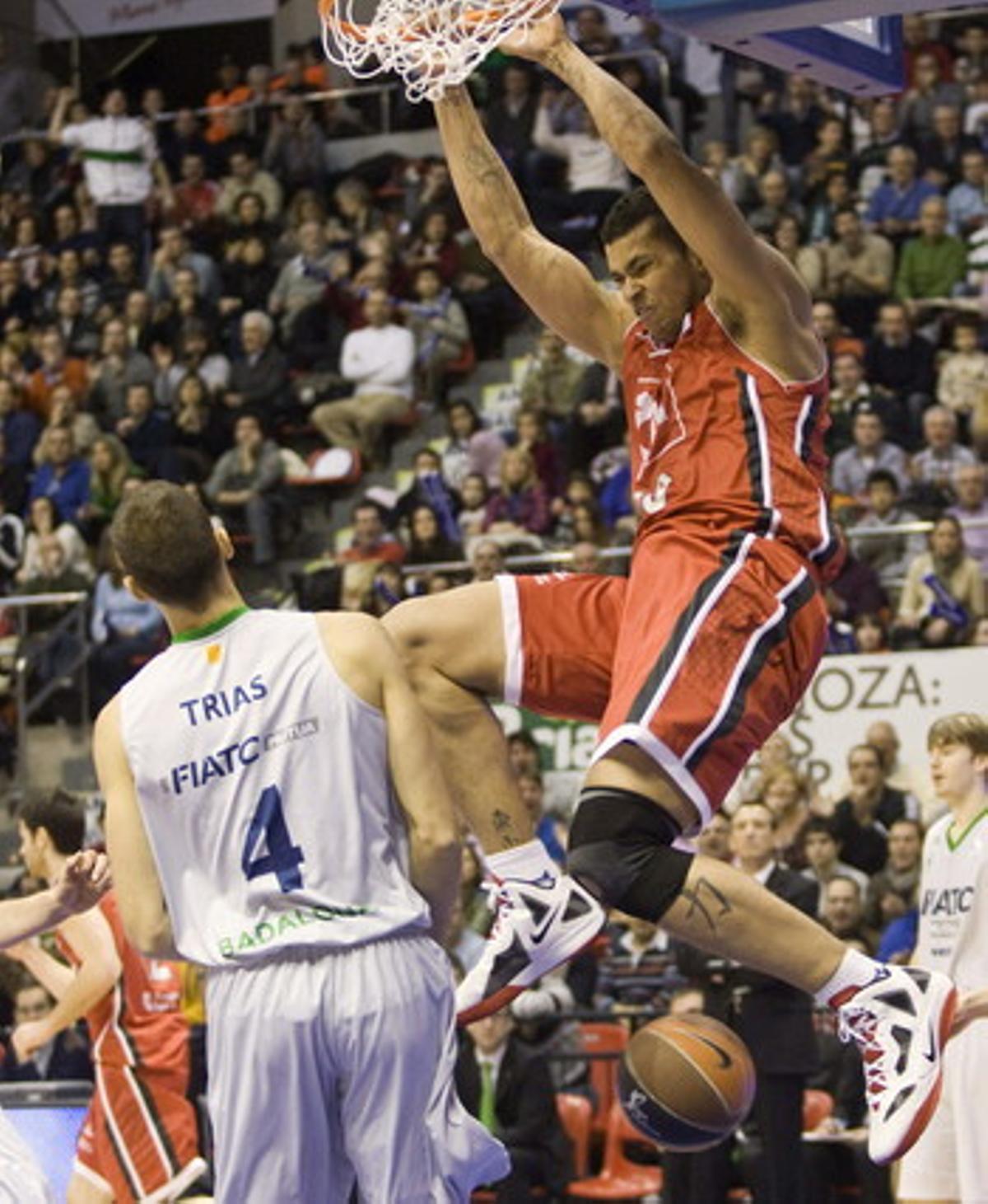 El pivot belga del CAI Saragossa Rafael Hettsheimer fa un mat davant l’oposició de l’ala pivot del FIAT Joventut Jordi Trias. El pivot belga del CAI Saragossa Rafael Hettsheimer fa un mat davant l’oposició de l’ala pivot del FIAT Joventut Jordi Trias.