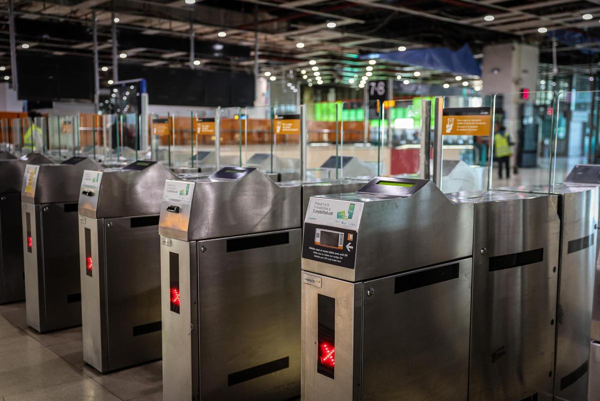 Portes d'accés a les andanes de Rodalies, tancades a l'estació de Sants amb motiu de la interrupció del servei