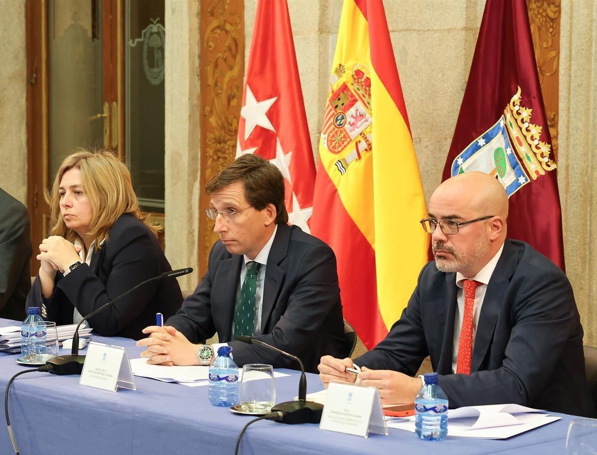 Sanz, Almeida y Martín durante una reunión de la Junta Local de Seguridad.