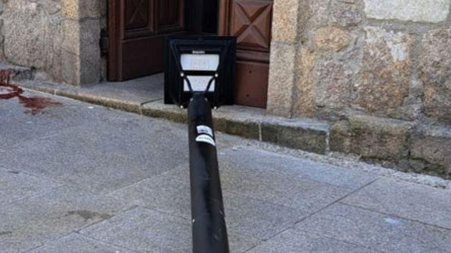 Herido al caerle encima una farola arrollada por una furgoneta en San Agustín