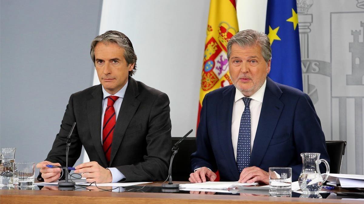 Íñigo Gómez de la Serna e Íñigo Méndez de Vigo, en la rueda de prensa posterior al Consejo de Ministros.