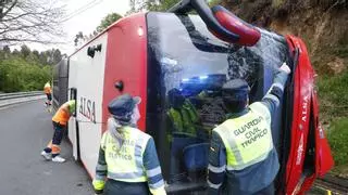 La conductora del bus volcado en Gijón trató de esquivar a dos coches que iban "haciendo maniobras imprudentes"