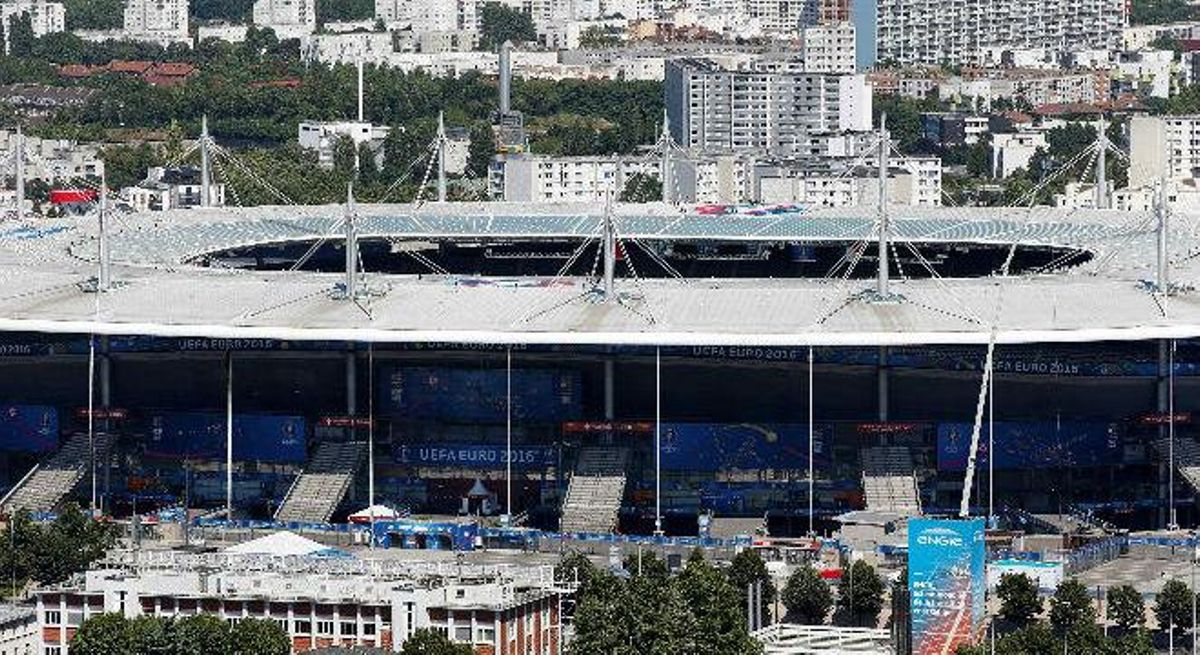 L’Estadi de France es prepara per rebre la final Portugal-França.