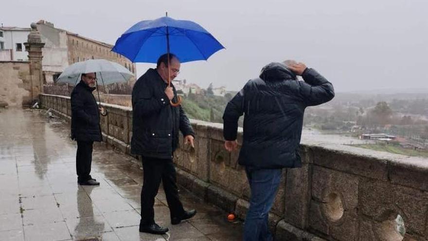 Jesús Pulido visita Coria para mostrar su apoyo a los afectados por el temporal