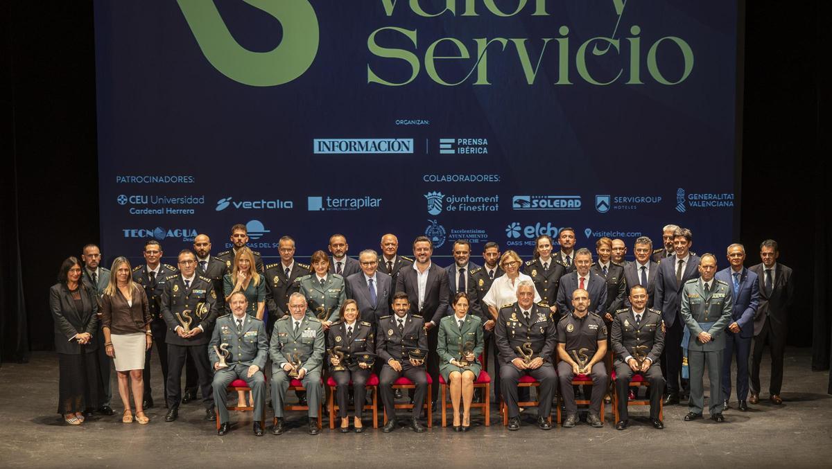 De izquierda a derecha y de abajo a arriba, la magistrada María Luisa Carrascosa; el guardia civil Cristian Agulló; la magistrada Gemma Somavilla; el policía local de Alicante José Sánchez Martí; el comisario jefe de la Policía Judicial, Juan Pedro Navarro; el policía nacional Edgar Breso; el sargento de la Guardia Civil Miguel García Perea; la alcaldesa de Finestrat, Natividad Algado; el policía nacional Daniel Abarca; el capitán de la Guardia Civil Juan Gómez Belmonte; el comisario jefe provincial de Operaciones, Pedro Montore; la guardia civil Sonia Gómez; la policía local de Xàbia Elena Torres; el director general de Seguridad Pública, Erich Vanacloig; el presidente de Prensa Ibérica, Javier Moll; el policía local de Xàbia Antonio Soler; el jefe de la Policía Local de Alicante, José María Conesa; el alcalde de Elche, Pablo Ruz; la guardia civil Marina González; el decano del Icali, Ignacio Gally; el jefe de la Policía Local de Finestrat, Agustín Rubio; la alcaldesa de Xàbia, Rosa Cardona; los inspectores de la Policía Nacional Enrique Chulvi y María Jesús Nicolás; el policía local de Altea Rafael Becerril; el subdelegado del Gobierno, Manuel Pineda; el inspector de la Policía Nacional Pedro Puigserver; el también inspector Héctor Inarejos; la policía nacional Soraya Moreno; el teniente de la Guardia Civil Agustín Serna; el director de INFORMACIÓN, Toni Cabot; el coronel jefe de la Guardia Civil, Francisco Poyato; el director general de Prensa Ibérica en la Comunidad Valenciana, Murcia y Andalucía, Andrés Sánchez; el comisario honoriaro de la Policía Nacional Ceferino Serrano; el comisario jubilado de la Policía Local, Eduardo Guijarro y el coronel de la Guardia Civil en la reserva, José Hernández Mosquera.