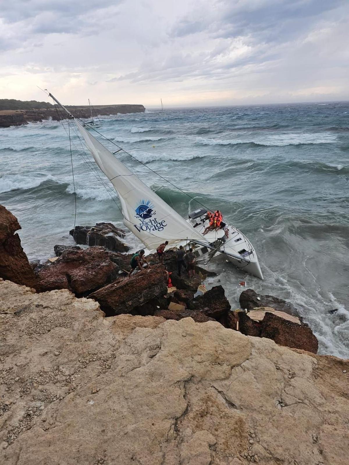 Rescate en Cala Saona, Formentera, de la tripulación de velero que chocó contra las rocas durante el paso del temporal por la isla.