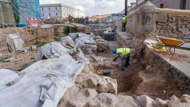 Trabajadores en el lugar de las obras del Anfiteatro Romano.