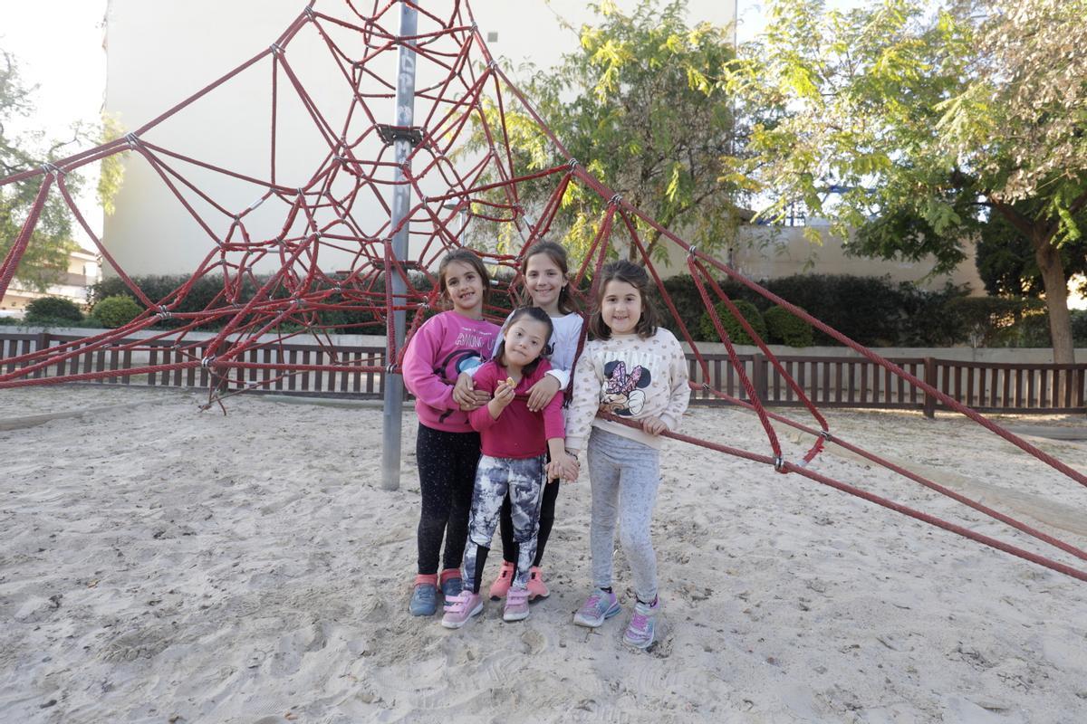 Ana, con su hermana Sara y dos amigas.