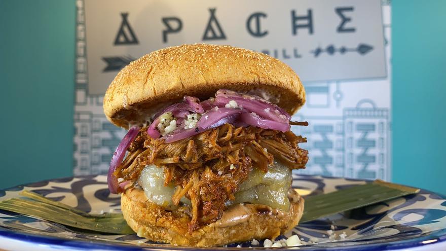 Apache Burger Grill elabora una de las mejores hamburguesas gourmet