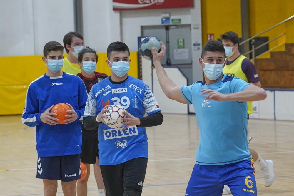 Els cadets del Sarrià en una sessió d''entrenament.