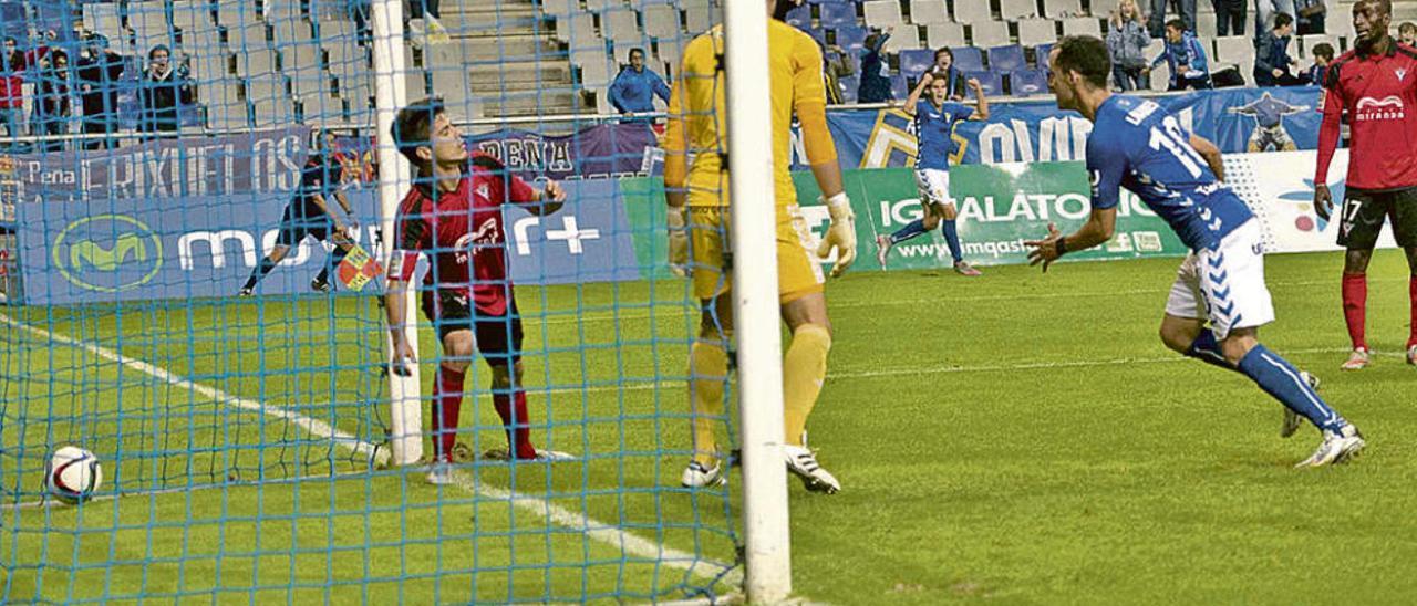 Los jugadores del Oviedo se quejan de que el Mirandés no echó el balón fuera antes del tercer gol.