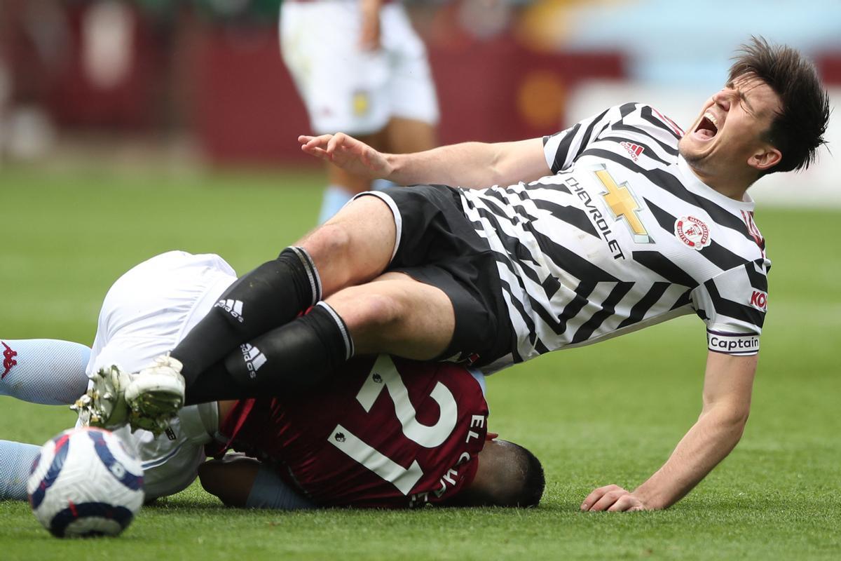 Harry Maguire cae derribado El Ghazi en el Aston Villa-Manchester United de la pasada campaña.