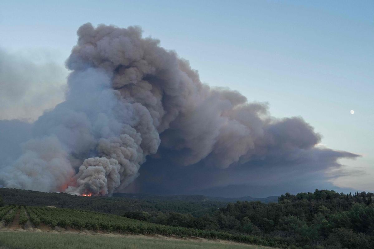 Un incendio declarado en el sur de Francia ya calcina 4.000 hectáreas