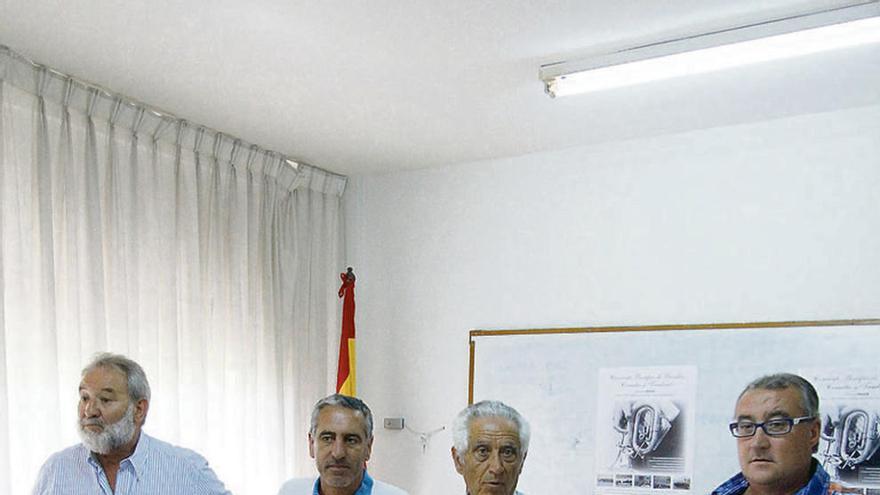 Miembros de la directiva de la asociación vecinal Faveza.
