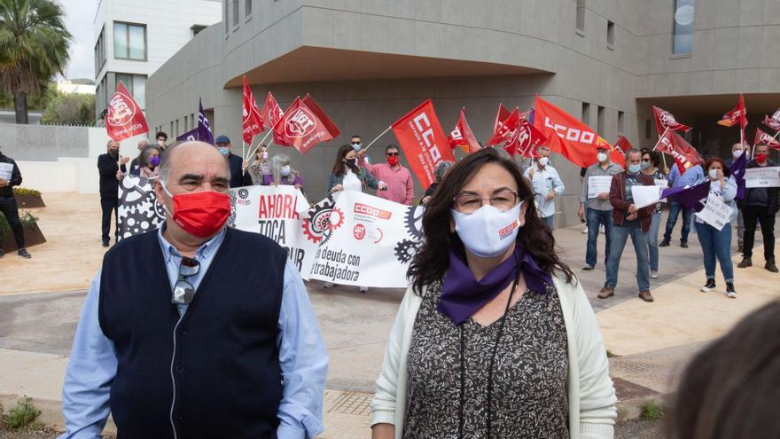 Imagen de archivo de Fernando Fernández (UGT) y Consuelo López en una protesta sindical.