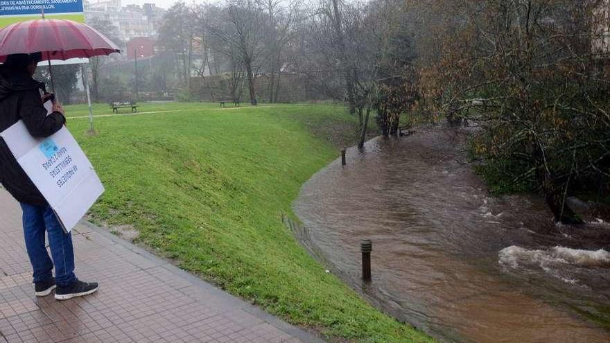 El río de Os Gafos, desbordado en su tramo urbano en febrero de 2016. // R. Vázquez