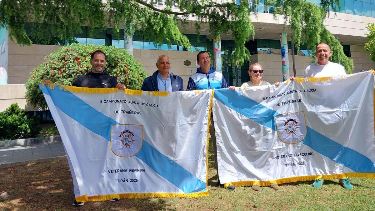 Un momento de la presentación del evento, con representantes políticos y de la SD Tirán con dos de las banderas.