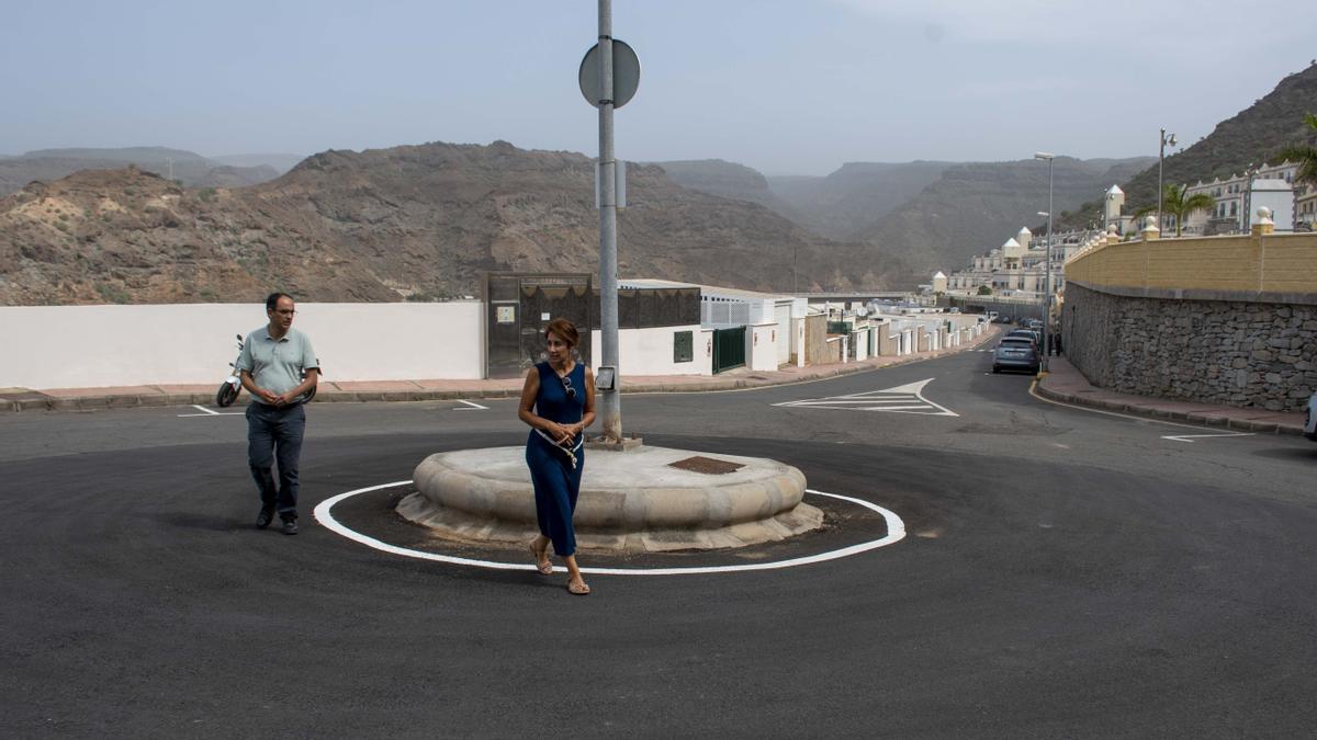 La alcaldesa Bueno y el concejal de Obras Públicas en su visita a la calle Valencia.