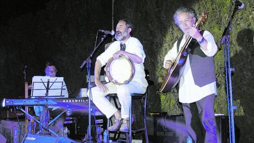 Chus Pedro y Manolo Peñayos, «Nuberu», durante su concierto en Los Alcázares.