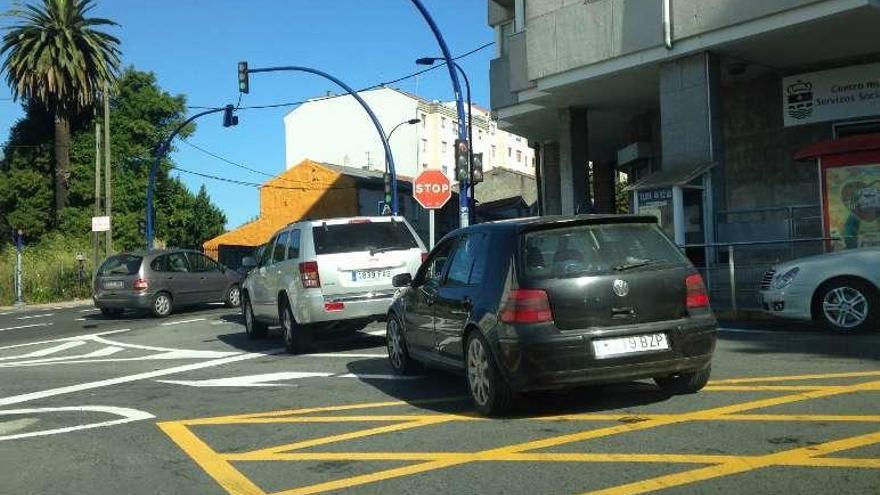 Coches en el cruce de Domingo Sierra con la Nacional-550.