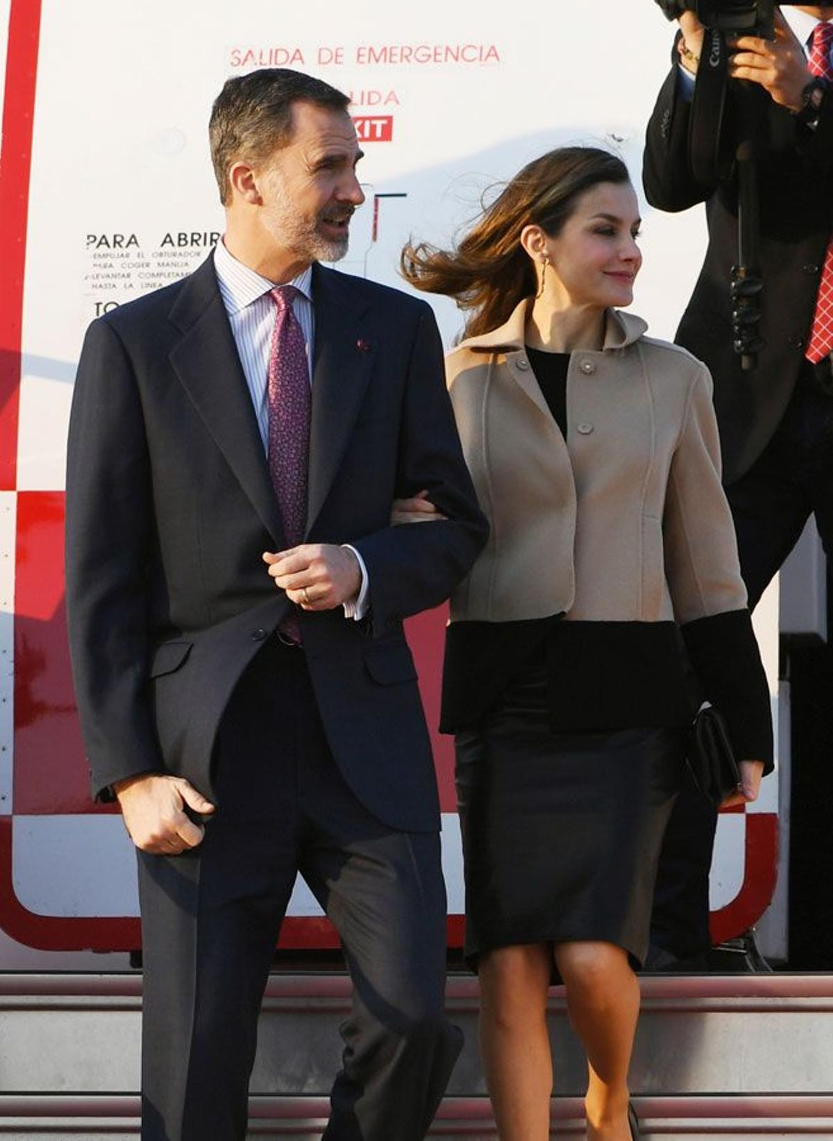 Letizia Ortiz junto a Felipe VI a su llegada a Japón