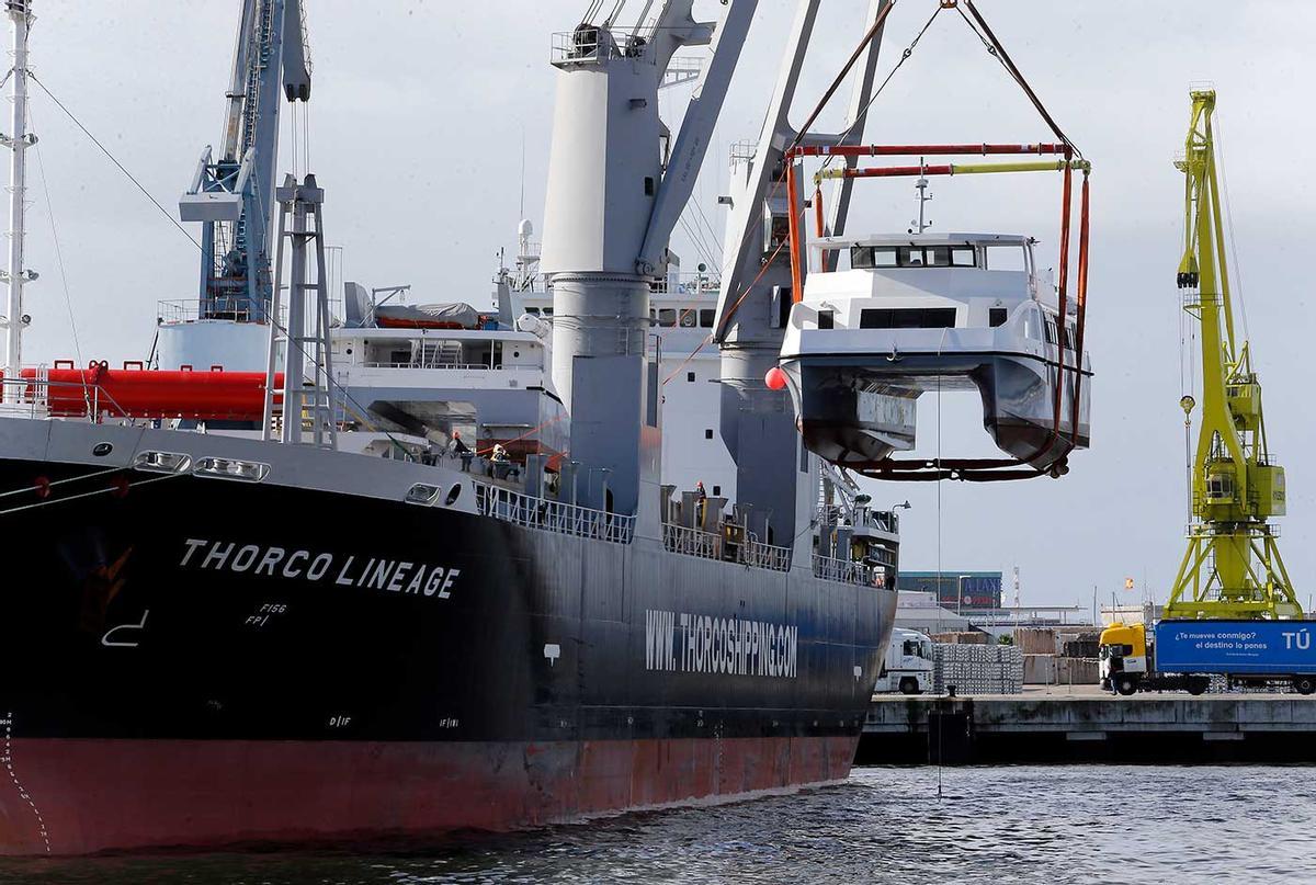 Embarque de dos catamanes R84 y tres patrulleras R33 construidas por el astillero Rodman en 2016