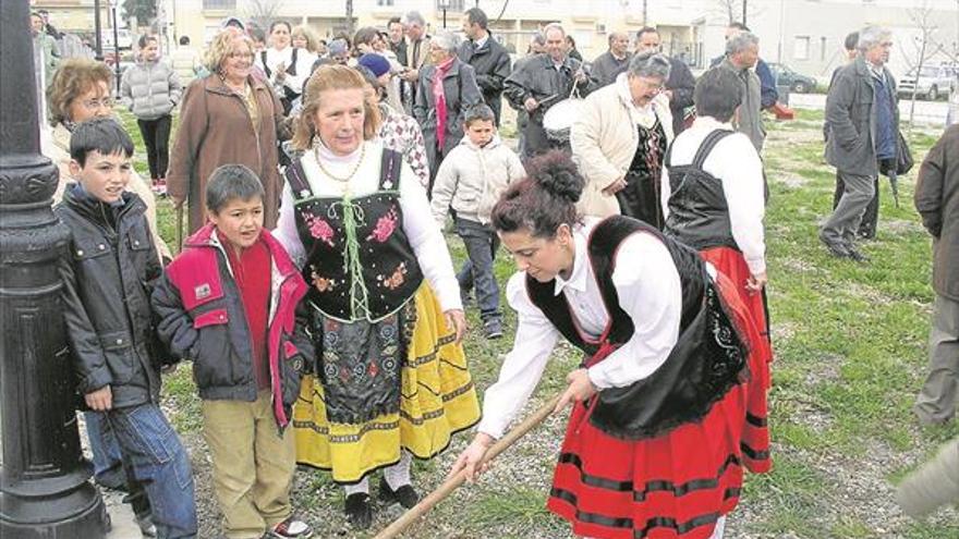 Cultura inicia los trámites para declarar la Fiesta del Árbol de Villanueva de la Sierra Bien de Interés Cultural