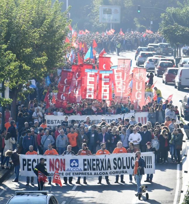 La concentración, que partió de A Palloza hacia la Delegación del Gobieno, contó entre sus asistentes con trabajadores de la planta en Avilés y miembros de la Corporación municipal.