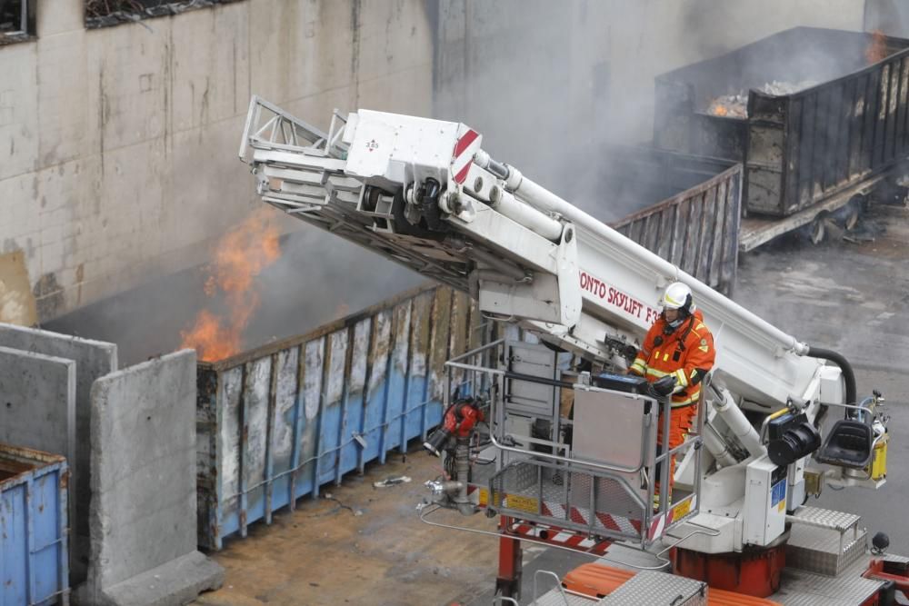 Incendio en una empresa del Polígono Industrial la Fillola, en Aldaia