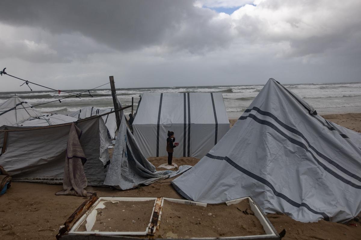 Tiendas afectadas por las lluvias y el viento de los últimos días en Jan Yunis, en la Franja de Gaza.