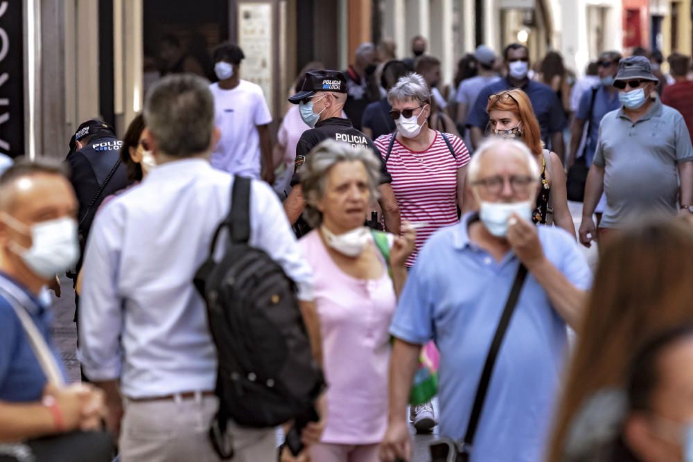 Los ciudadanos cumplen con la mascarilla el primer día de multas