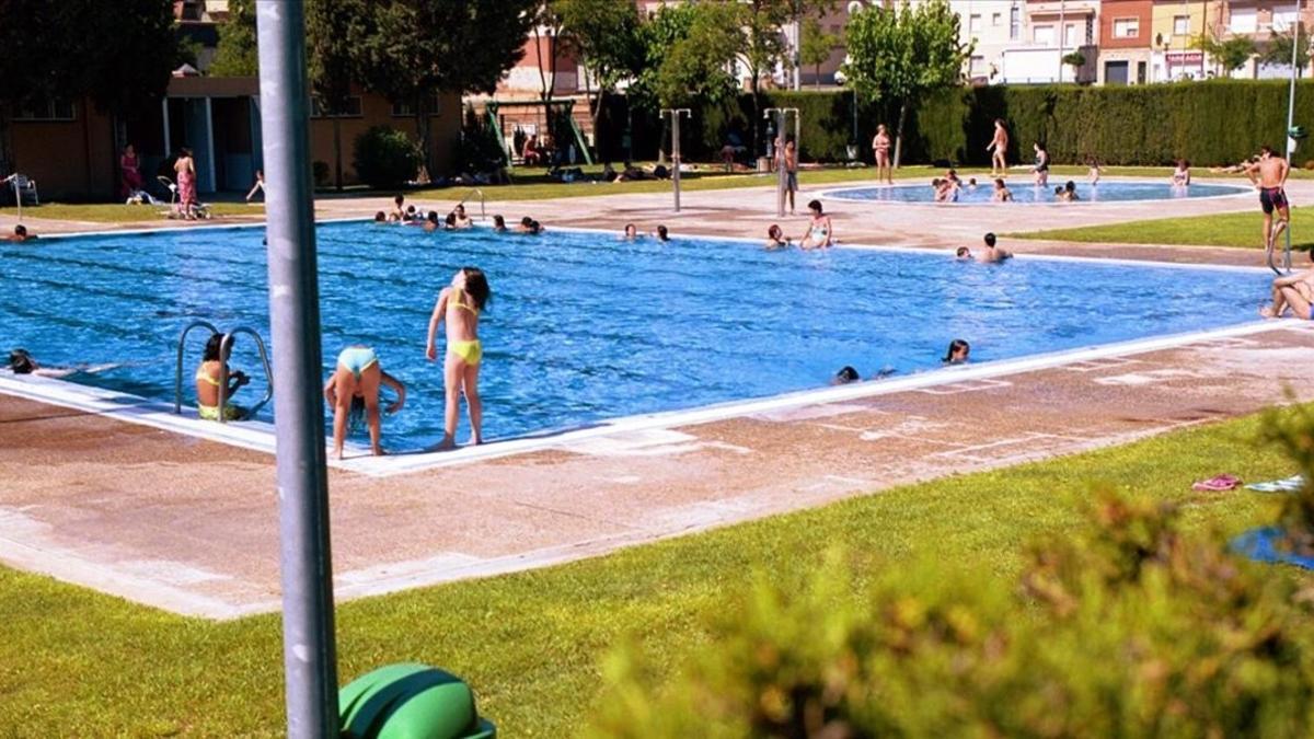 Unos niños en una piscina este verano.