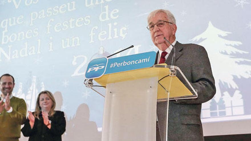 Bauzá aplaude a Cañellas en un momento del discurso del expresident.
