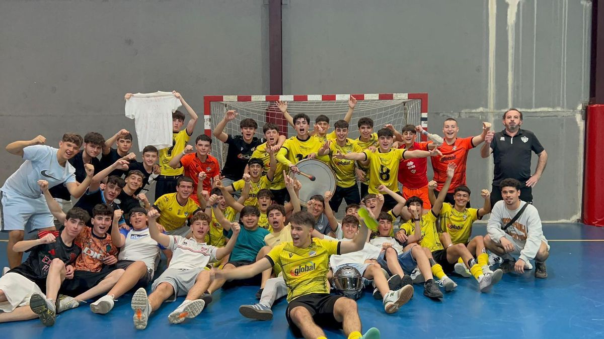 Festejo del Cáceres Universidad tras subir a División de Honor Juvenil.