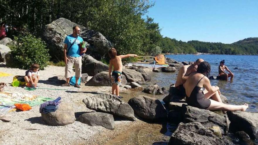 El tiempo favorable animó ayer a muchos visitantes para darse un baño en el Lago.