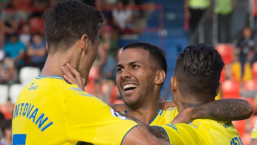 Viera, abrazado por Martín Mantovani y Cedrés, en el Anxo Carro de Lugo, tras lograr la tercera victoria consecutiva.