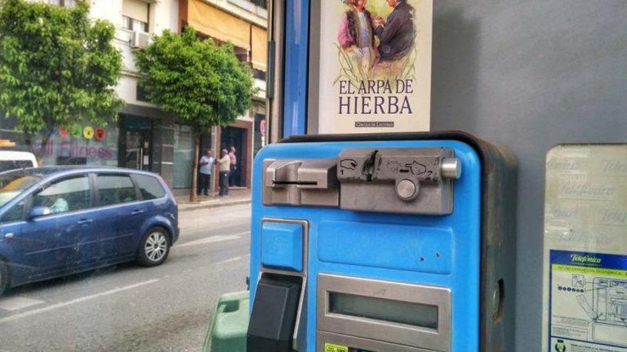 Un libro, &#039;sembrado&#039; en una cabina telefónica de Antequera.